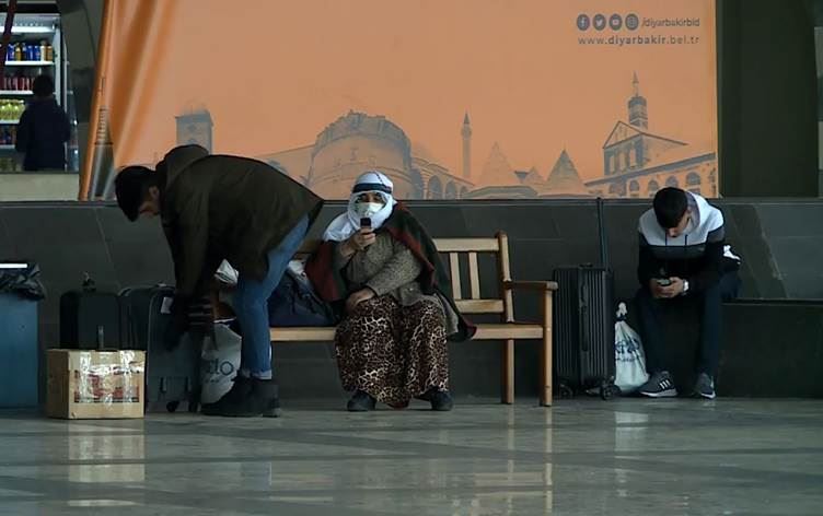 Yollar kapandı, yolcuların Diyarbakır otogarında bekleyişi sürüyor