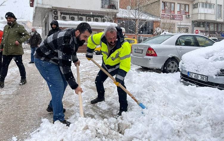 Li Dêrsimê şaredarî û gel bi hev re rêyan paqij dikin