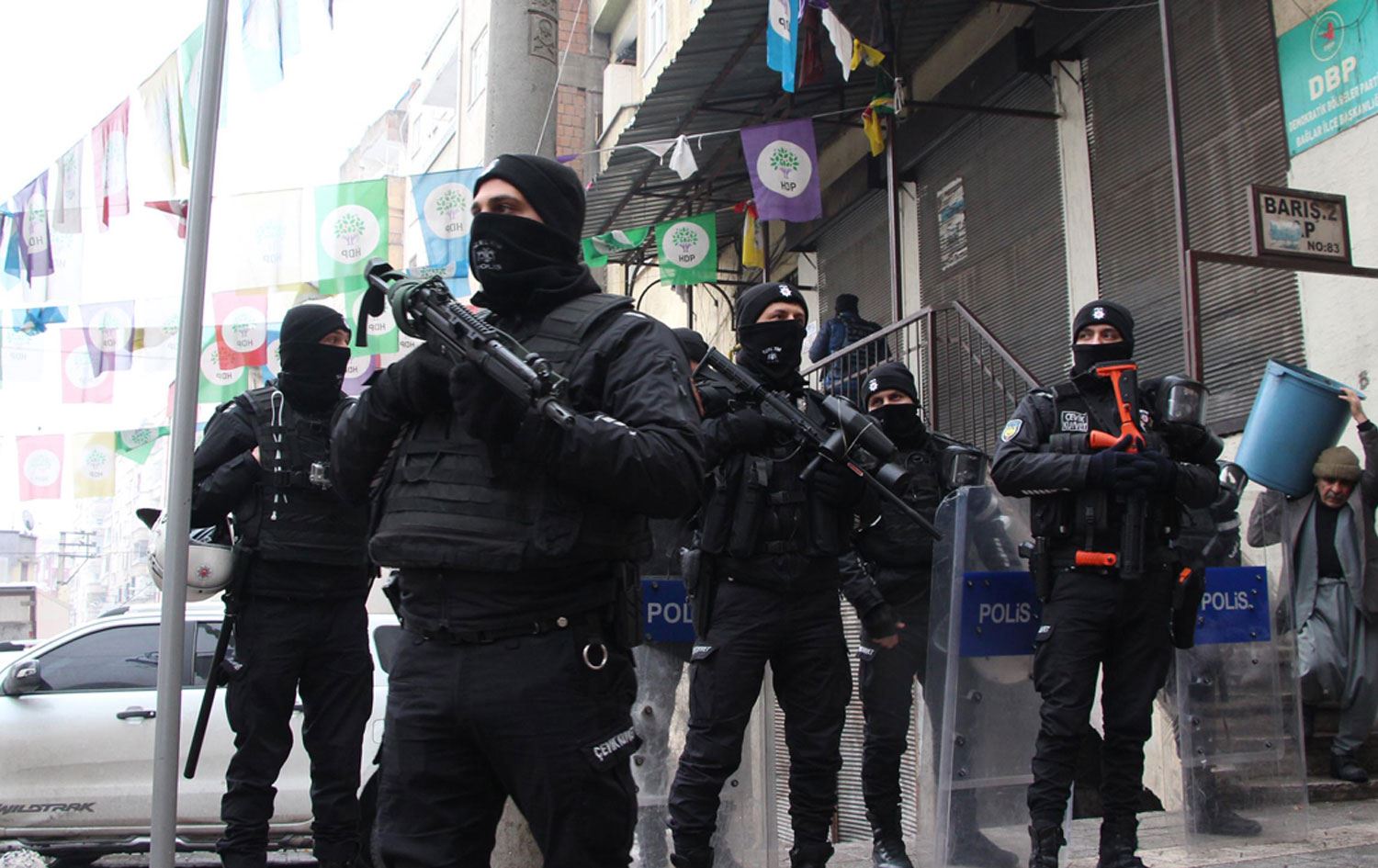 Diyarbakır’da DBP il binasına baskın; İl Başkanı gözaltına alındı