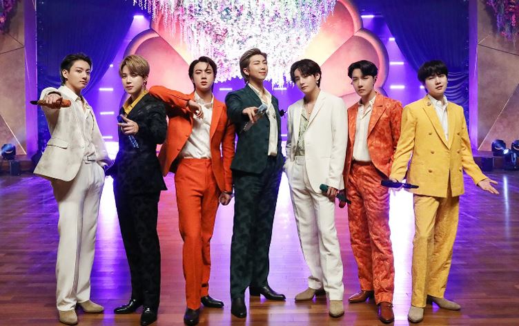 جلوبەرگی ئەندامانی گرووپی بی تی ئێس بۆ فرۆشتن دەخرێنەڕوو