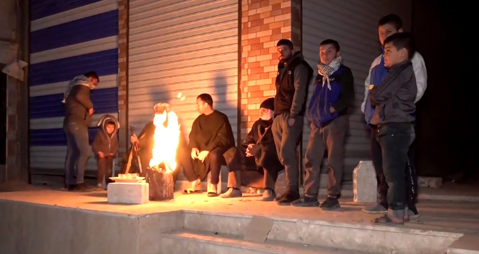 Xelkê Hesekê ji bo parastina taxên xwe çek hilgirtin