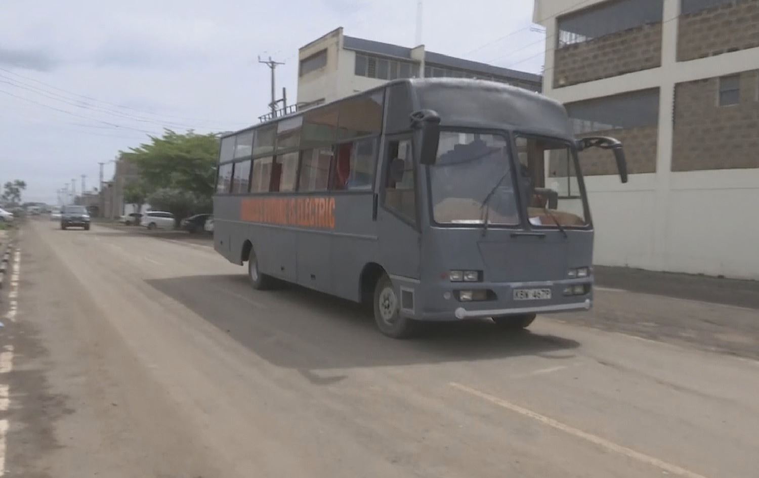 کینیا پەرە بە دروستکردنی پاسی کارەبایی دەدات