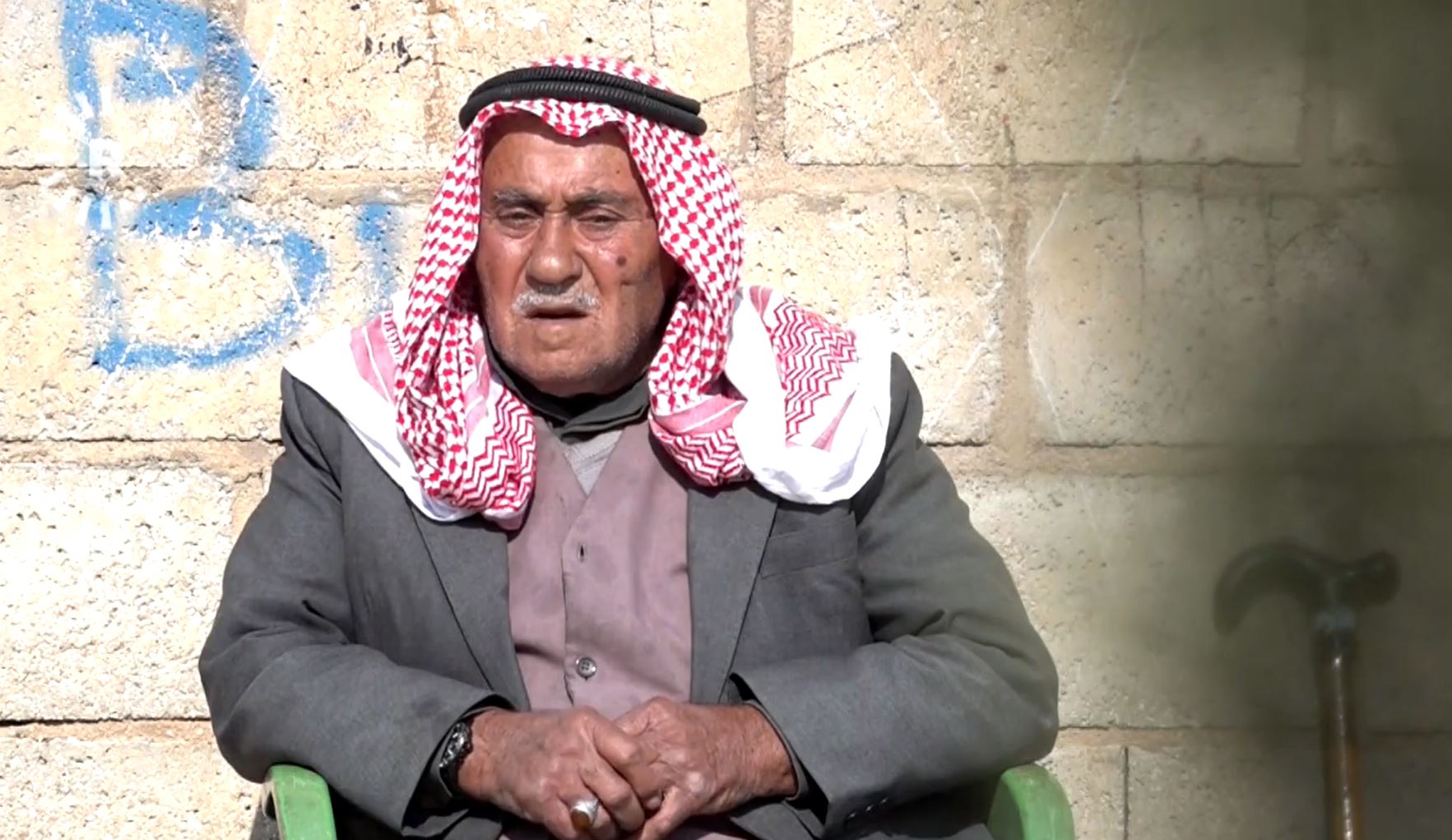 Ji ber nebûna sotemeniyê xwe li ber tavê germ dikin