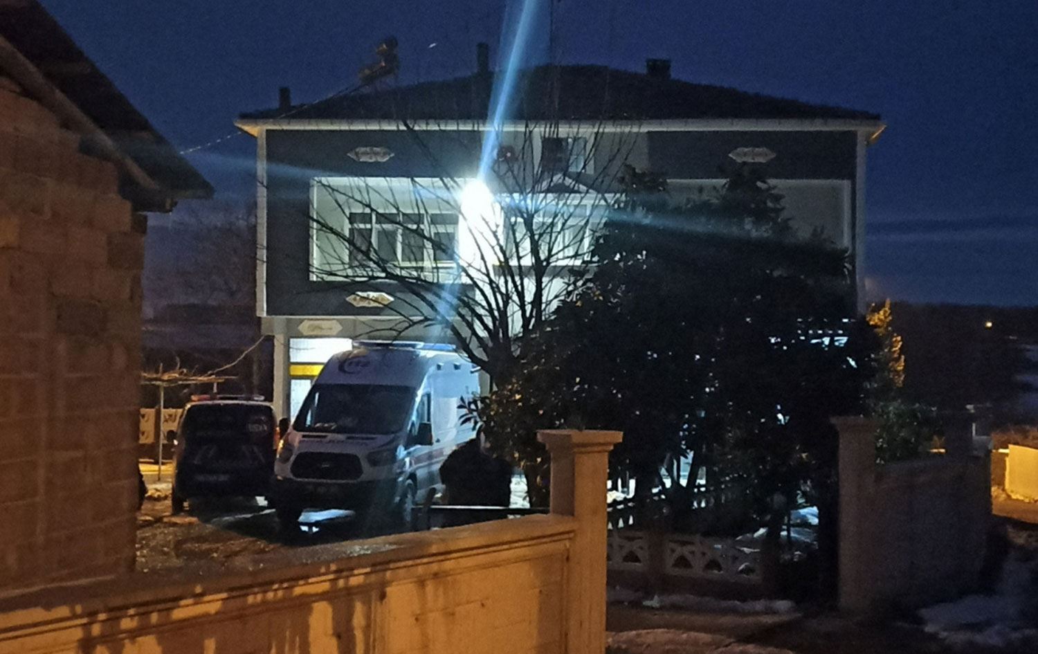 81 yaşındaki kadın çatı katında asılı bulundu