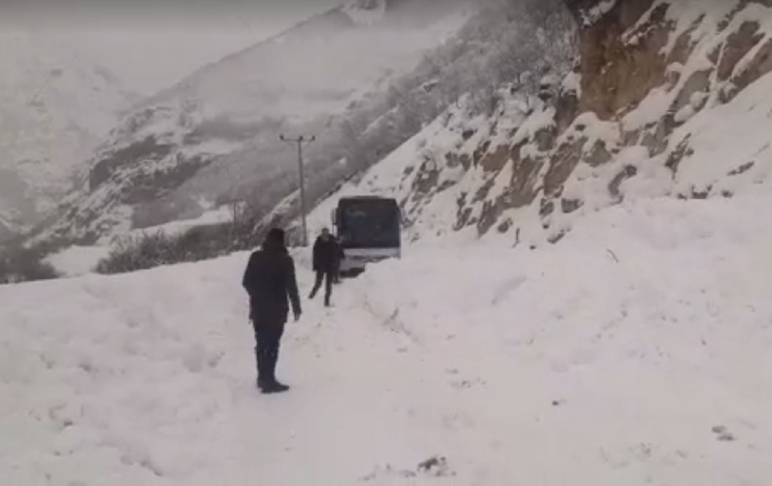 Dersim-Erzincan karayoluna çığ düştü