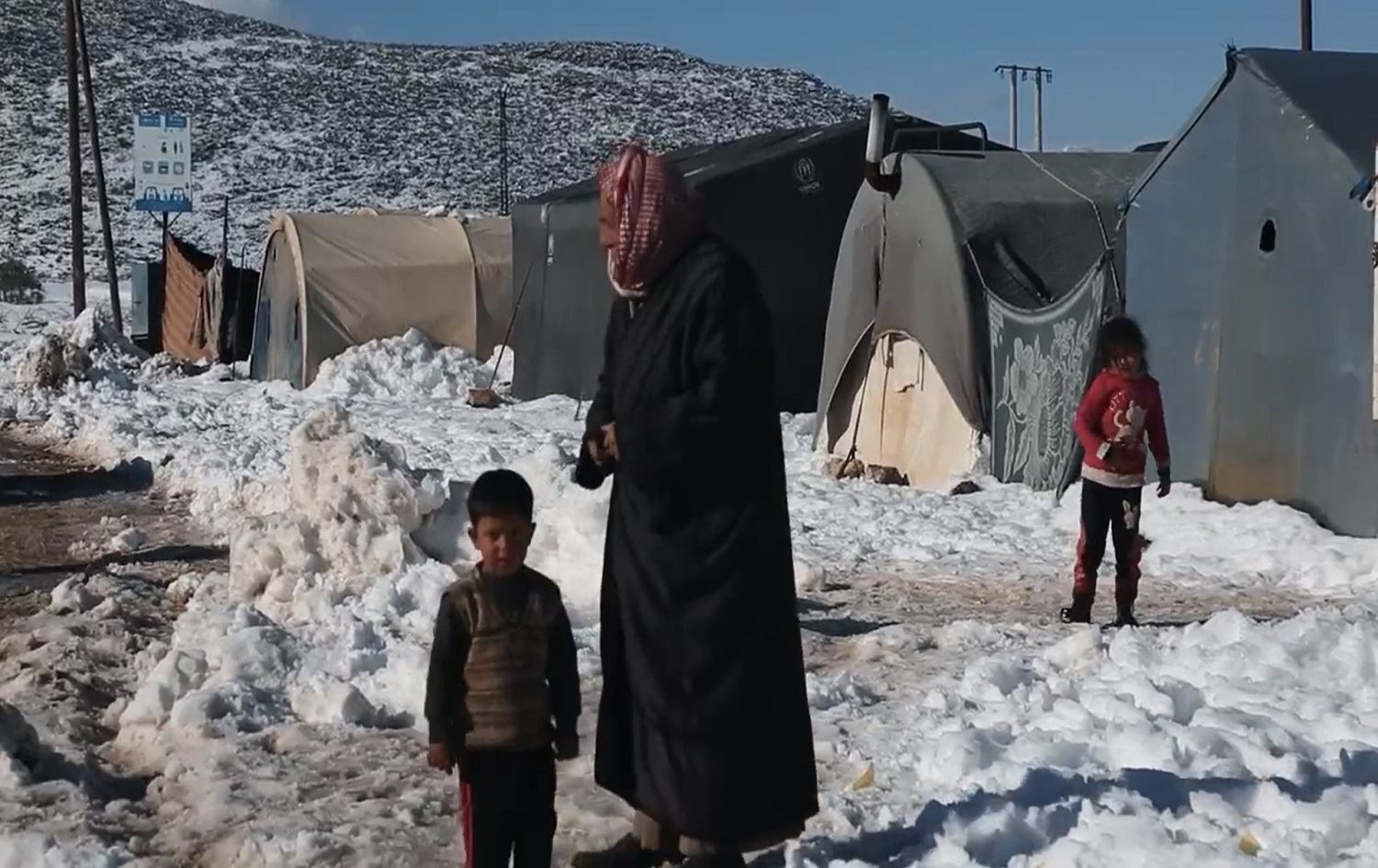 İdlib’deki kamplarda bebekler donarak öldü