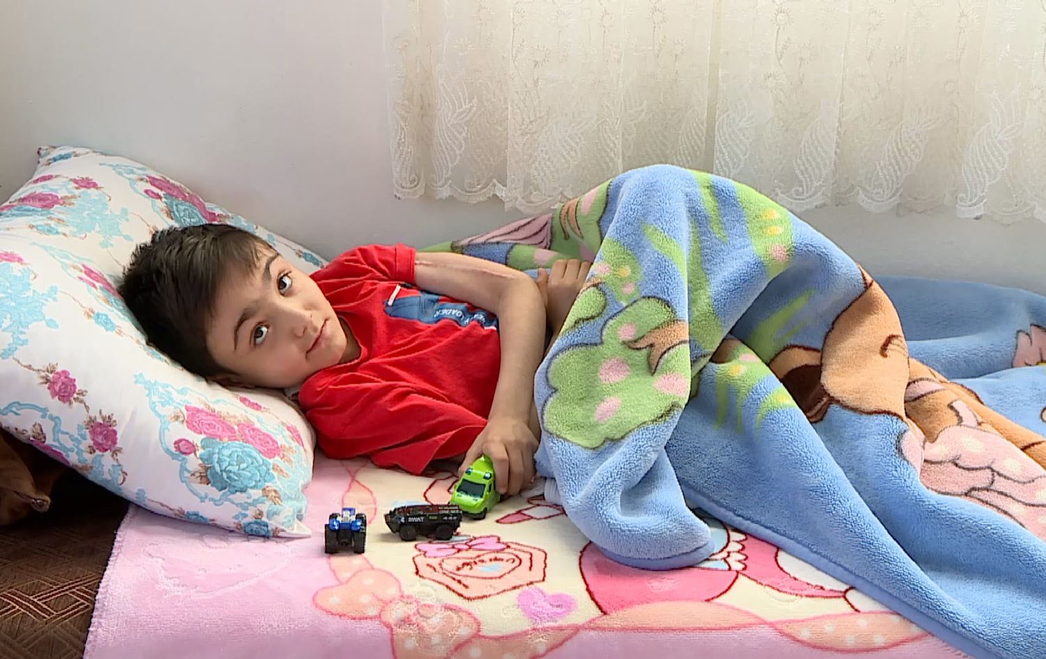 دایکی منداڵێکی نەخۆش لە دهۆک: 8 ساڵە کوڕەکەم لەسەر جێگەیە و دڵم بۆی ژان دەکات