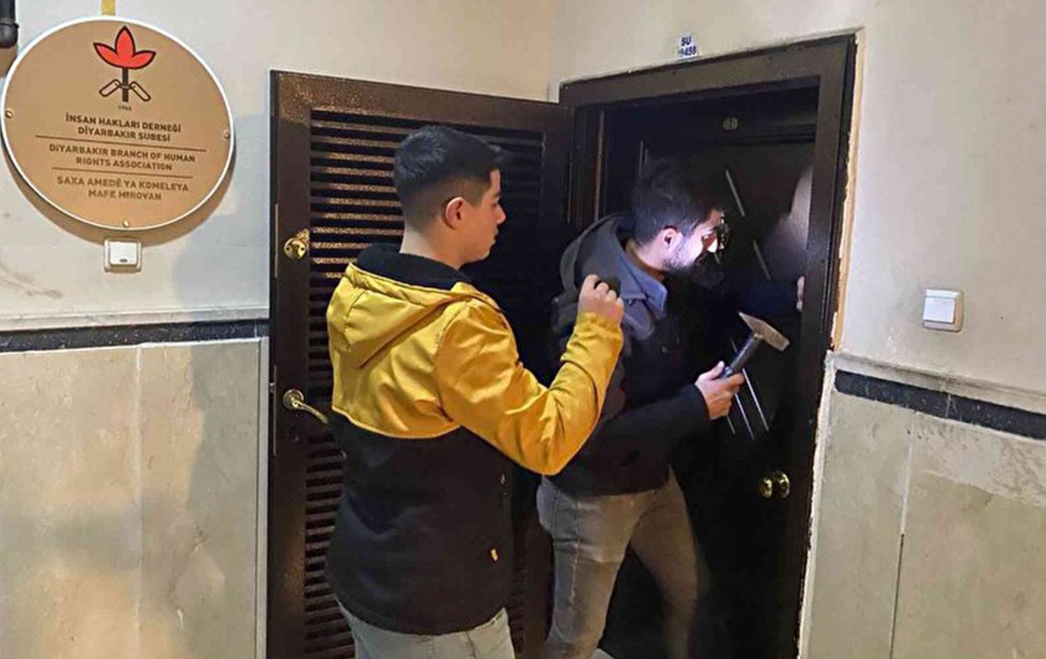 Polîsan avêtin ser avahiya şaxa ÎHD ya Amedê