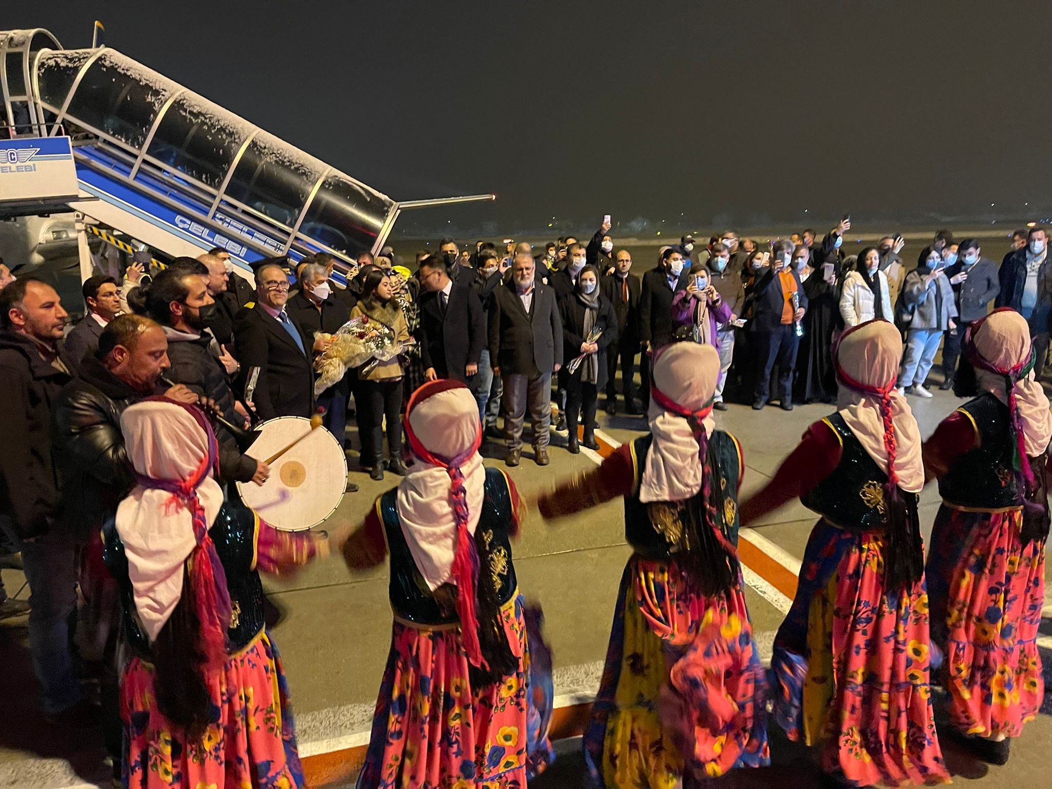 Van'a iniş yapan Tahran uçağındaki yolculara davul zurnayla karşılama