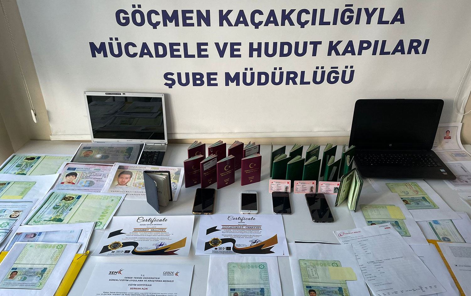 IŞİD üyelerini yurt dışına çıkaran sahta pasaport şebekesine baskın