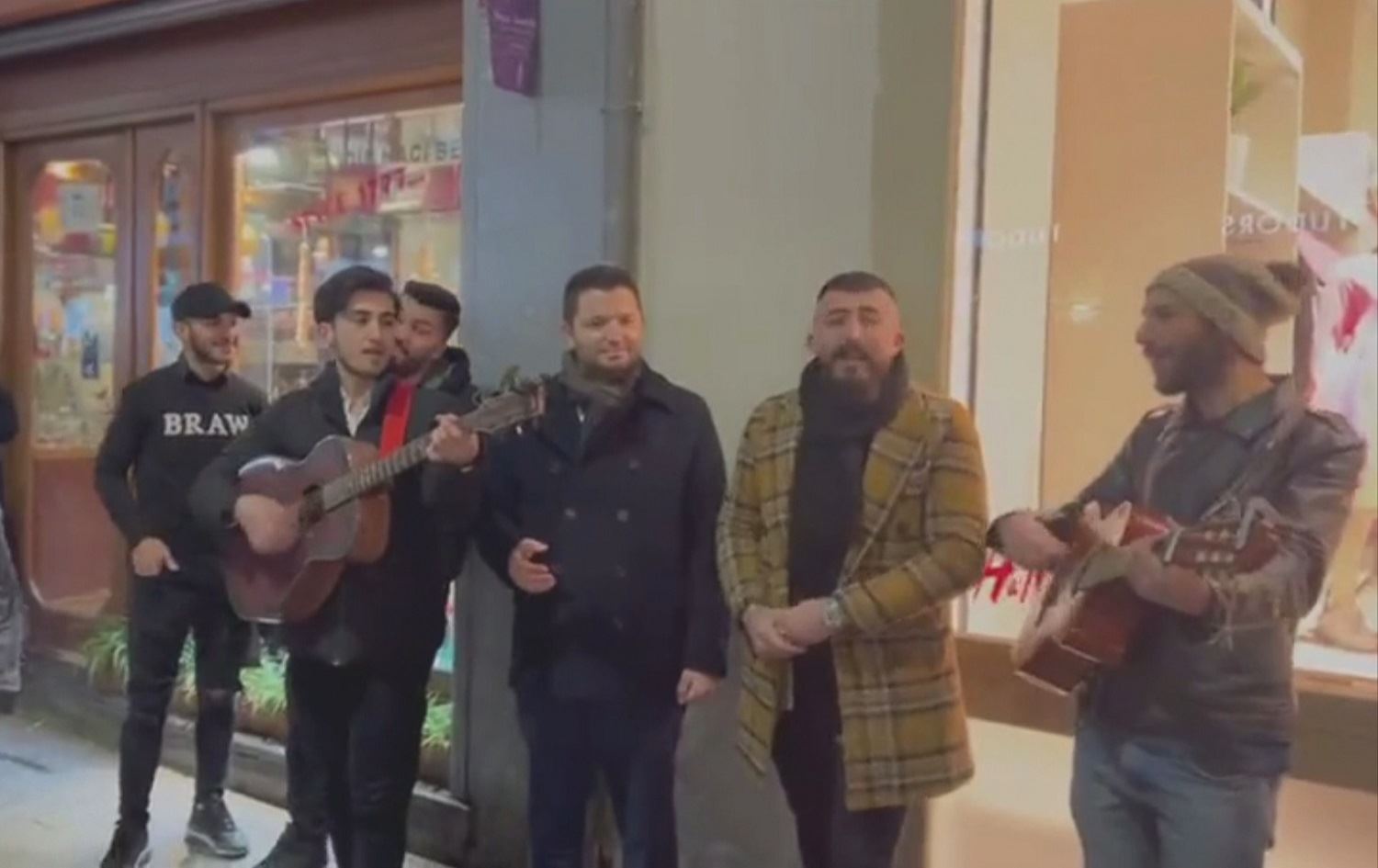 Rêgirîkirina polîsan li stranbêjên Kurd deng veda