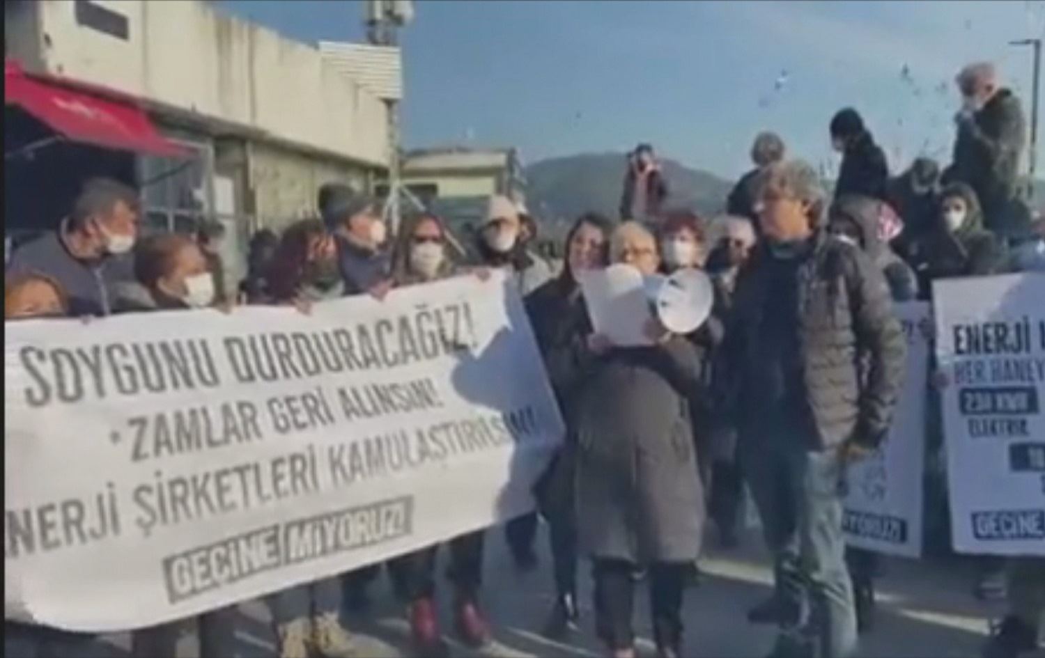 Xelk ji ber bihayên elektirîkê daketin kolanan