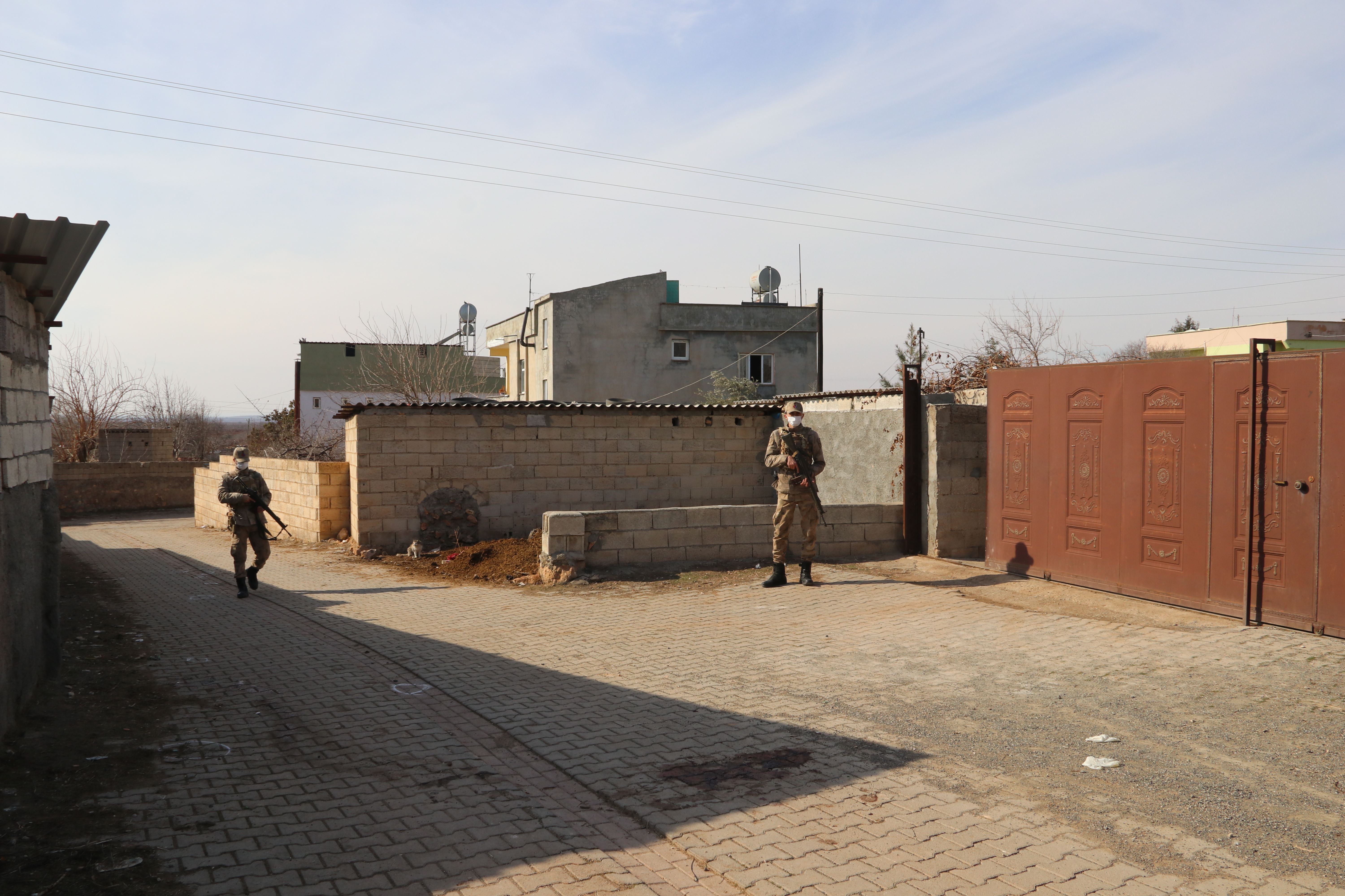 Urfa’da köy korucusu eniştesi ve kız kardeşini öldürdü