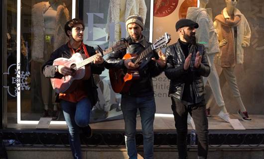 Türkiye’nin en popüler caddesinde Kürtçe müzik yankılanıyor
