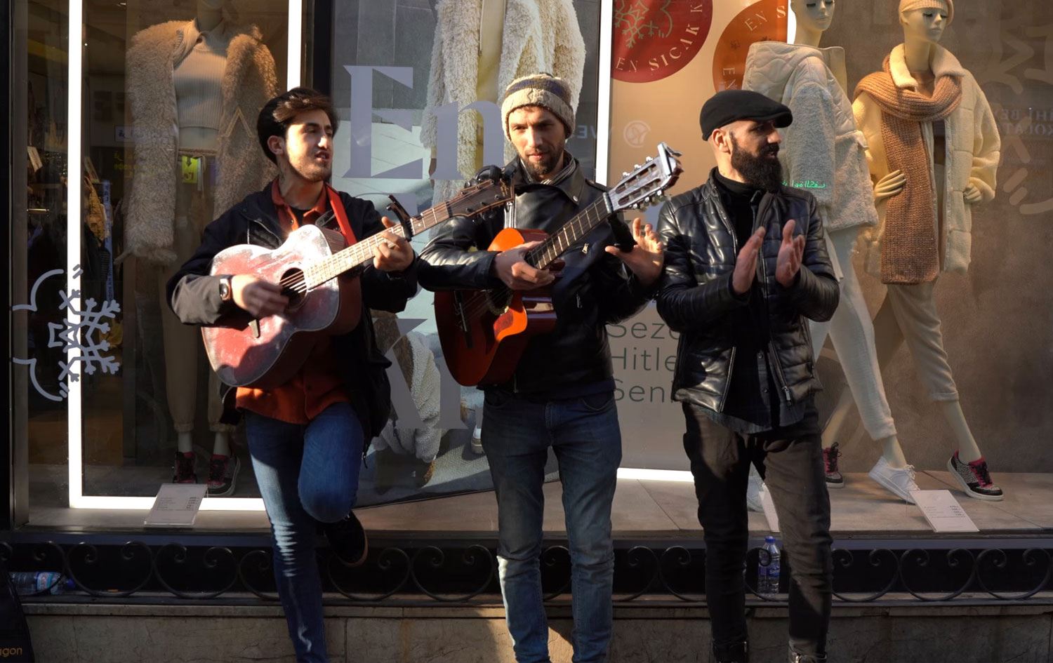 Kurd bi awaz û stranên xwe mohra xwe li kolanên Stenbolê dixin