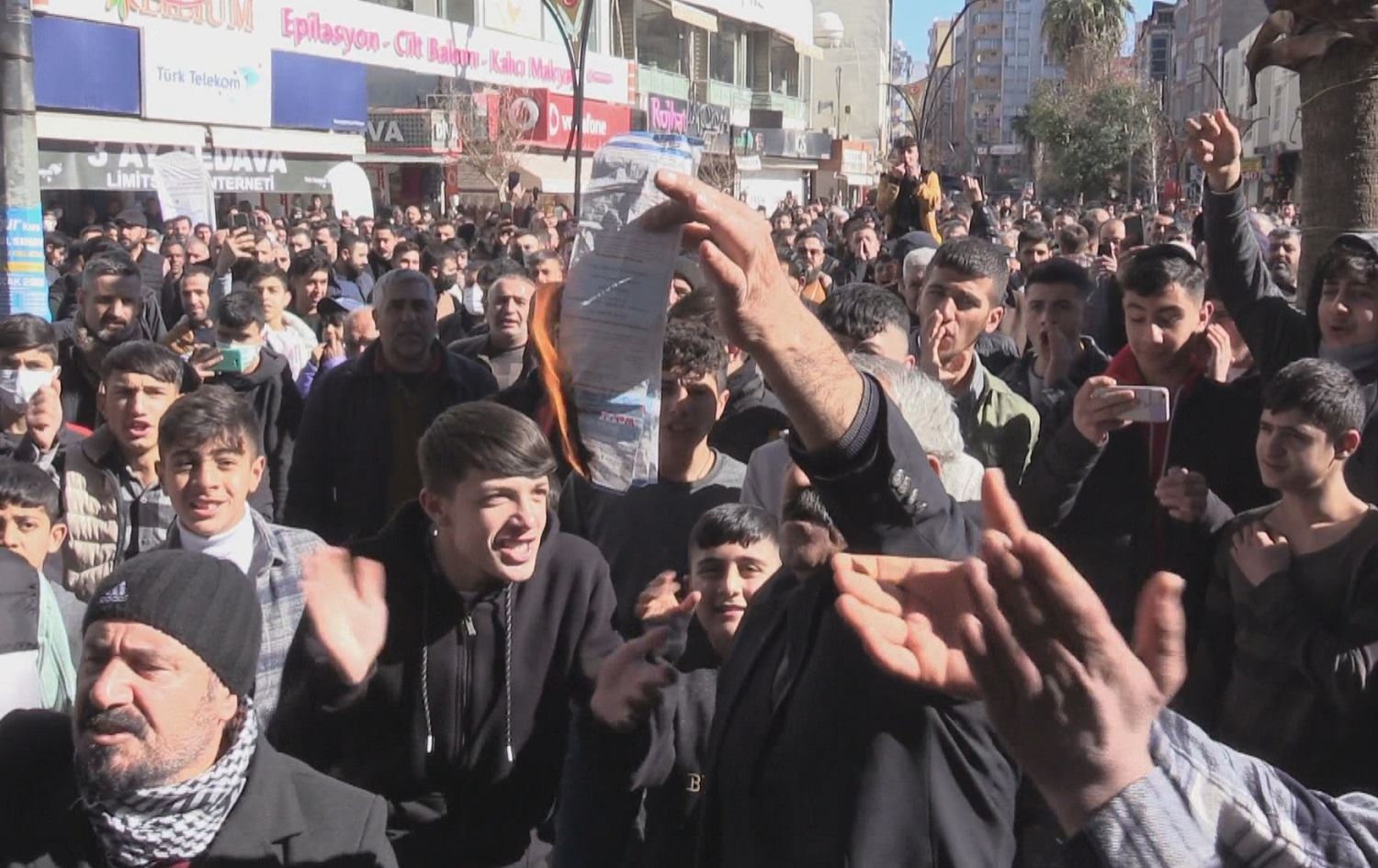 Li Mêrdînê welatiyan bihabûna elektrîkê protesto kirin