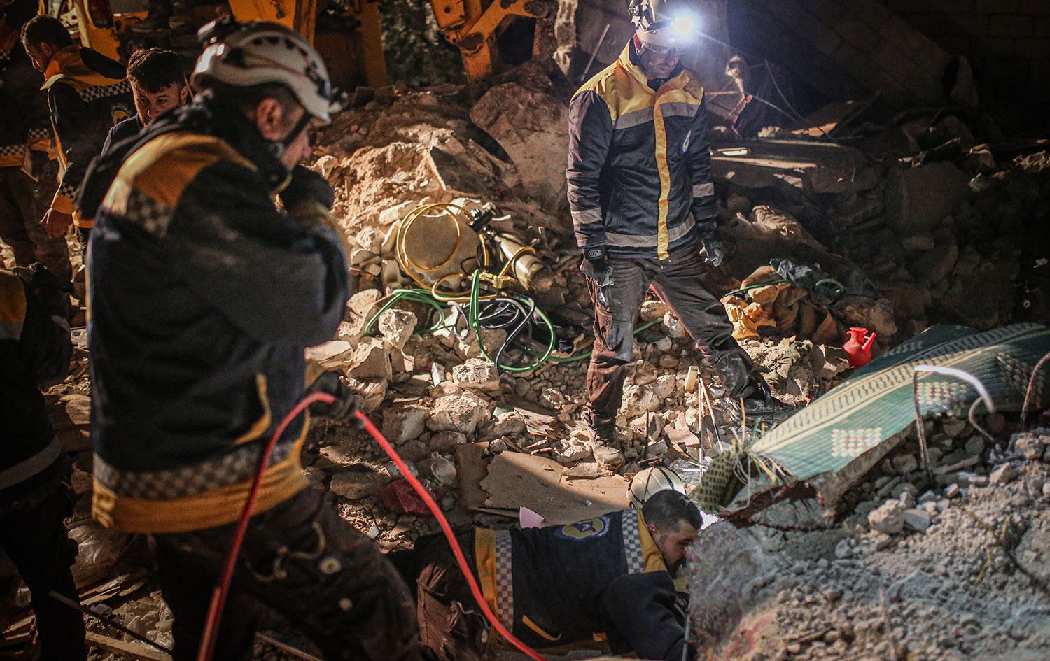 İdlib’de bir ev çöktü: Anne ve 3 çocuğu hayatını kaybetti