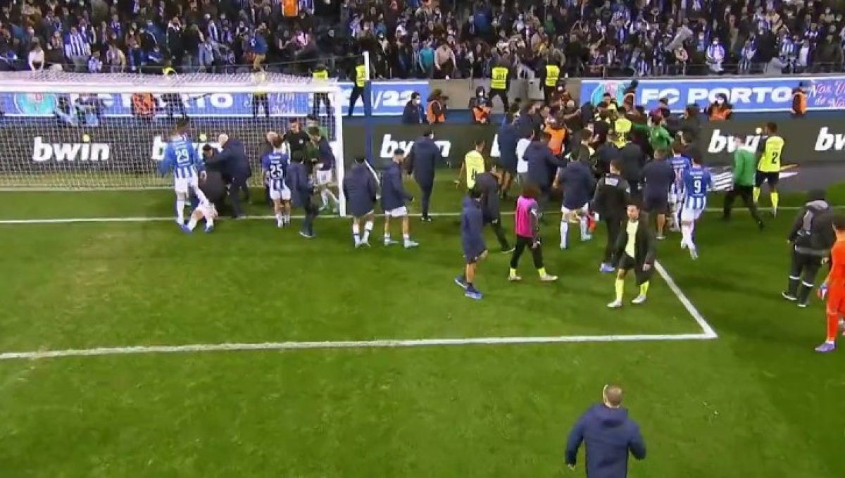 ڤیدیۆ؛ شەڕێکی گەورە روویداو و 4 کارتی سوور بەرزکرانەوە