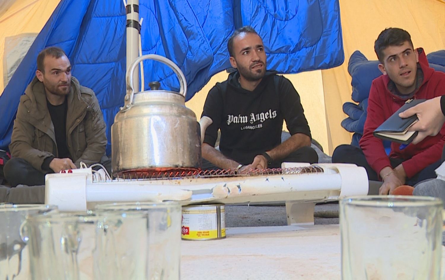 Penaberên Kampa Berdereşê daxwaza karta niştecîbûnê dikin