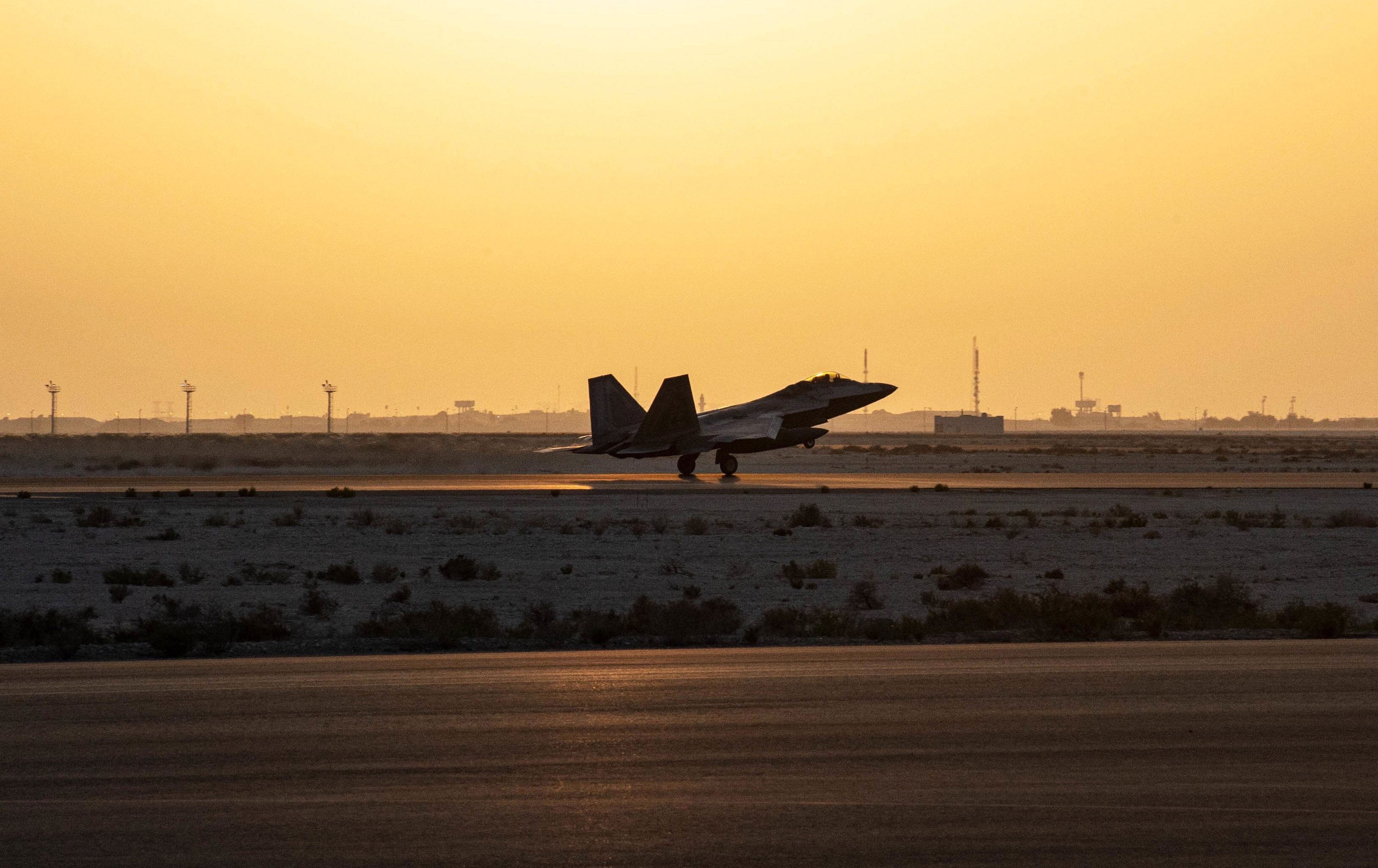 ئەمریکا فڕۆکەی شەڕکەری F-22 لە ئیمارات جێگیر دەکات