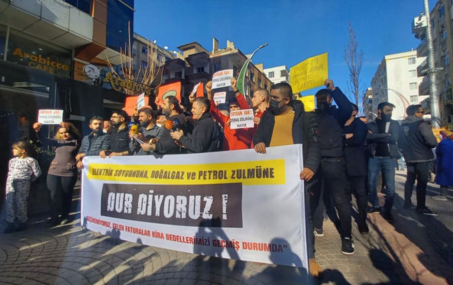 Esnafên Amedê bihabûna elektrîkê protesto kirin