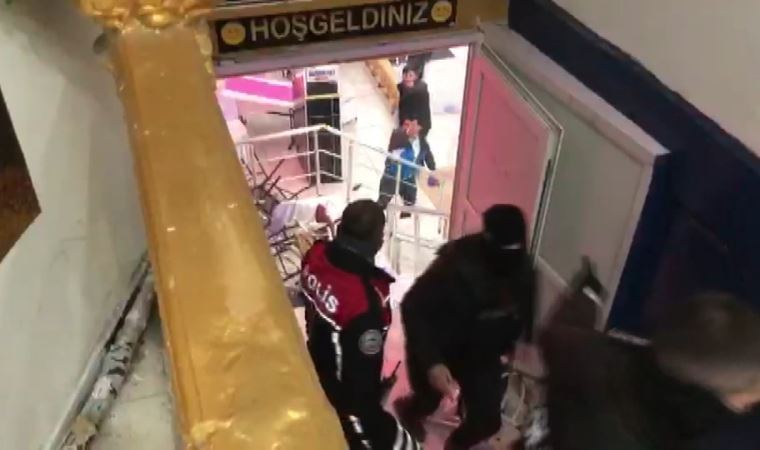 İstanbul: Düğün salonunda 5 polisi yaralayan 26 kişi için tutuklama kararı