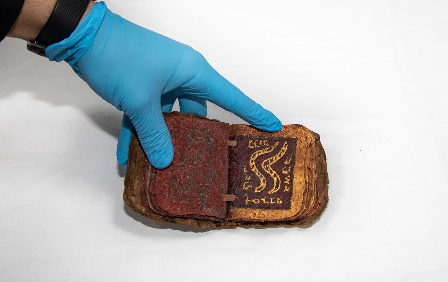 Diyarbakır'da el yazması İbranice deri kitap ele geçirildi