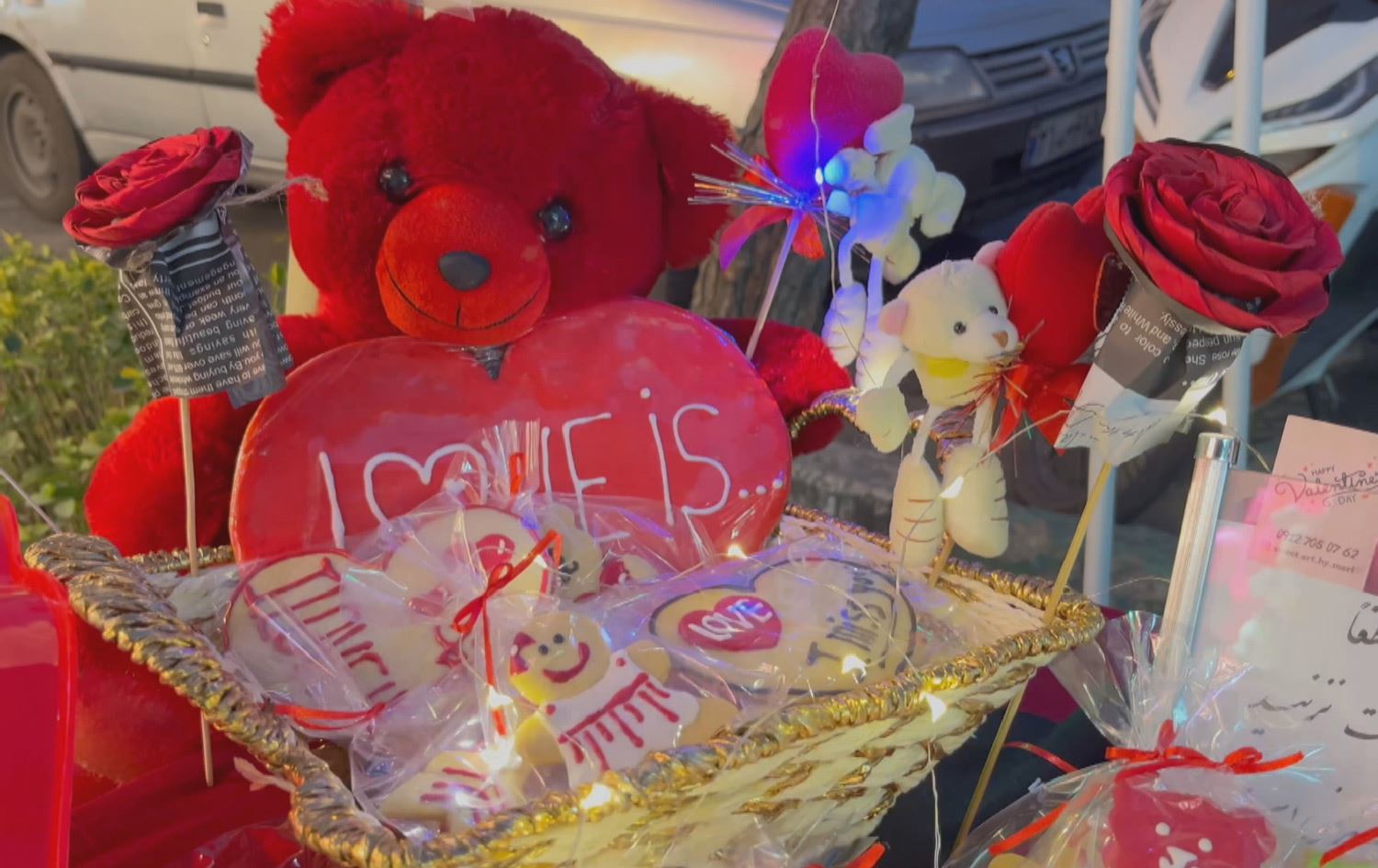 بازاڕی پێداویستییەکانی ڤالانتاین لە تاران جمەی دێت