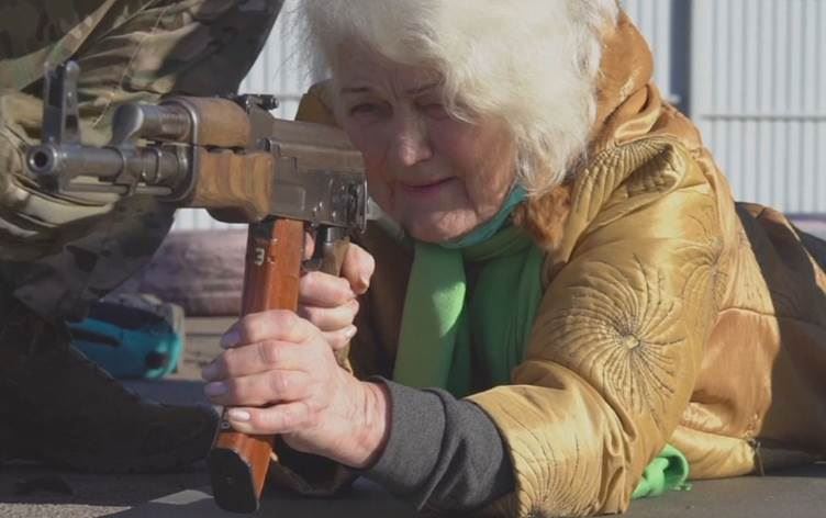 Ukrayna ordusu Rus işgaline karşı gönüllülere askeri eğitim veriyor