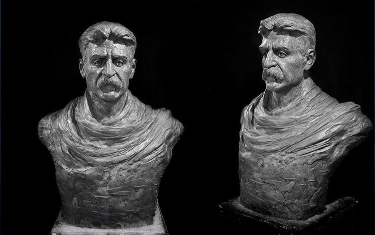 رێبین حەیدەری پەیکەرێک بۆ ناسر رەزازی دروست دەکات