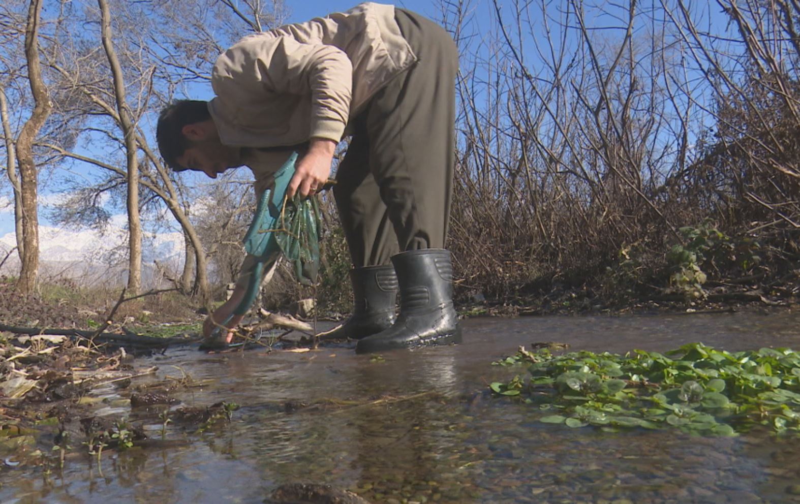 گەنجێکی خورماڵ خۆبەخشانە مانگی دوو جار سەیرانگەی گوندەکەی پاکدەکاتەوە