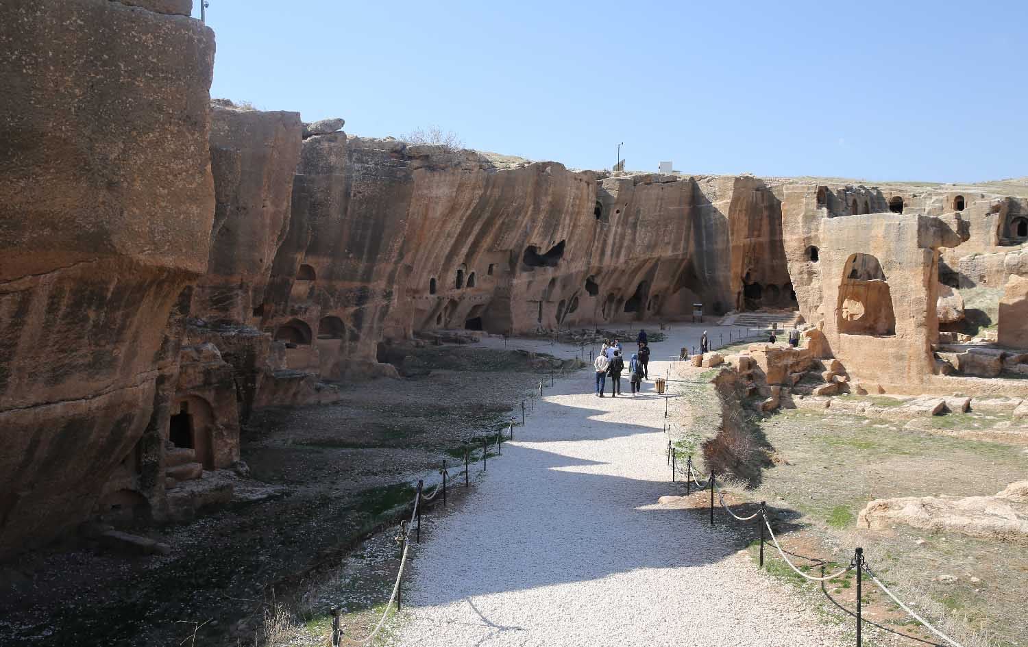 لە مێردین کارگەیەکی بەرهەمهێنانی رۆنی زەیتوون دەدۆزرێتەوە کە لە سەدەی شەشەم بەکارهاتووە