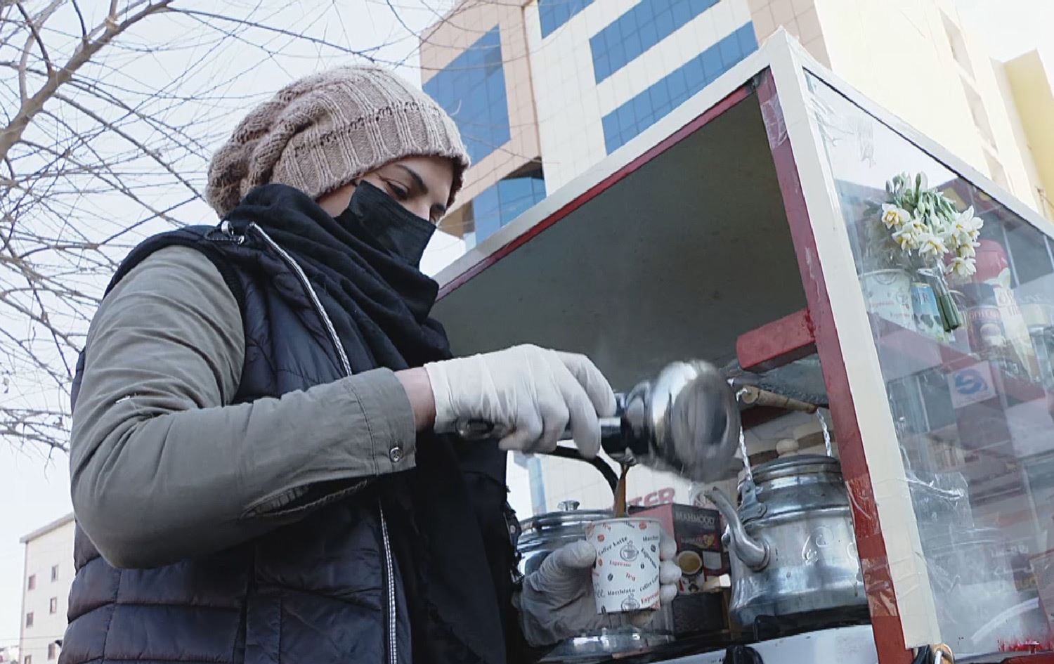 ژنە پەنابەرێکی رۆژئاوای کوردستان لەنێو بازاڕی دهۆک چا و خواردن دەفرۆشێت