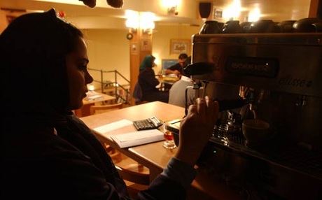 Polîsê Îranê: Karkirina jinan li nav qehwexane û coffeshopan de qedexe ye