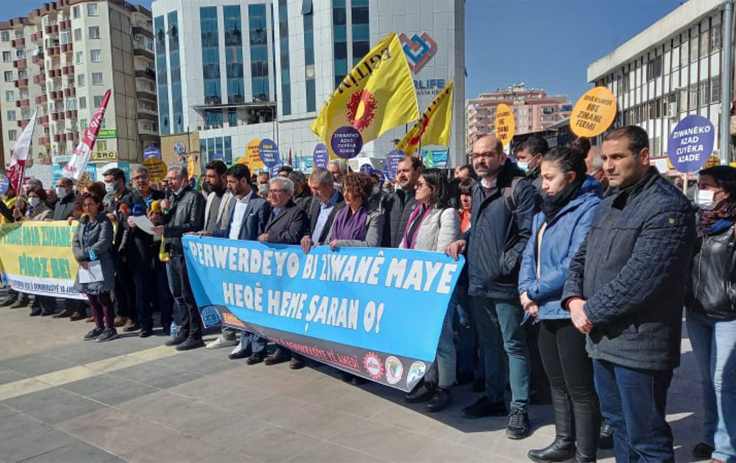 'Astengkirina mafê perwerdehiya bi zimanê zikmakî, binpêkirinên mafê mirovan e'