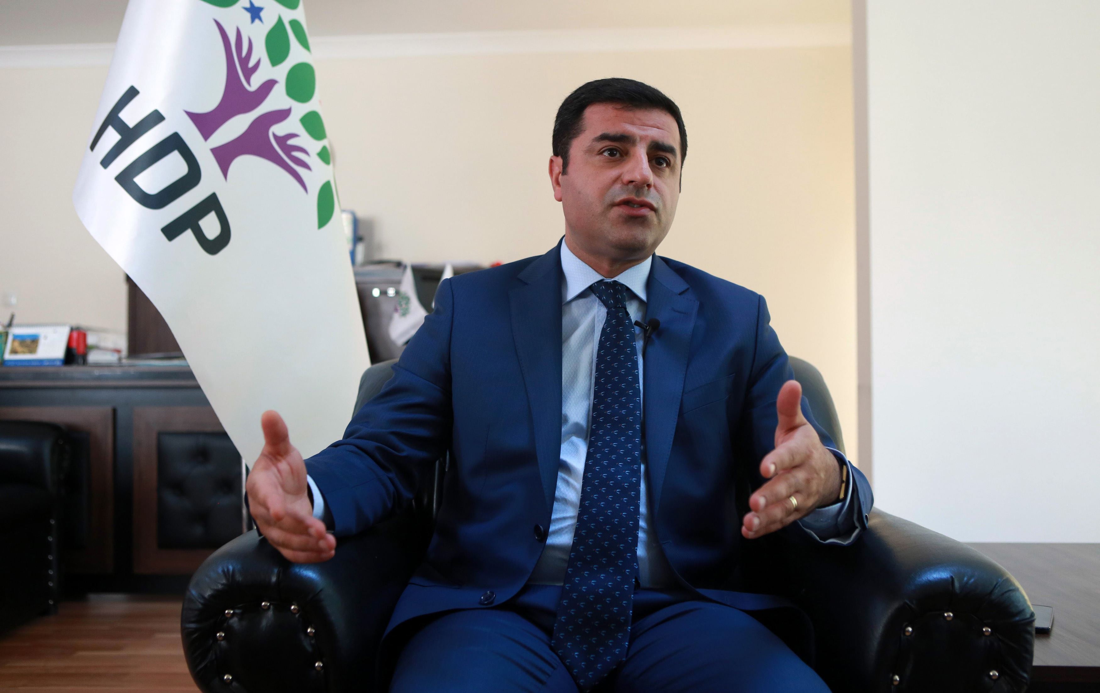 دەمیرتاش بە "تاوان"ی سووکایەتیکردن بە ئەردۆغان و داودئۆغڵو سزادرا