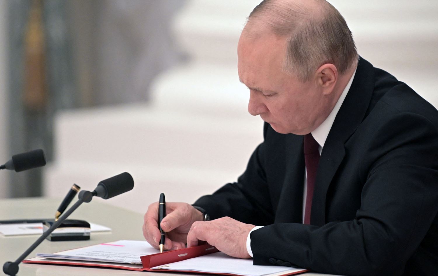 Putin, Donetsk ve Luhansk yönetimlerini tanıyan kararnameyi imzaladı