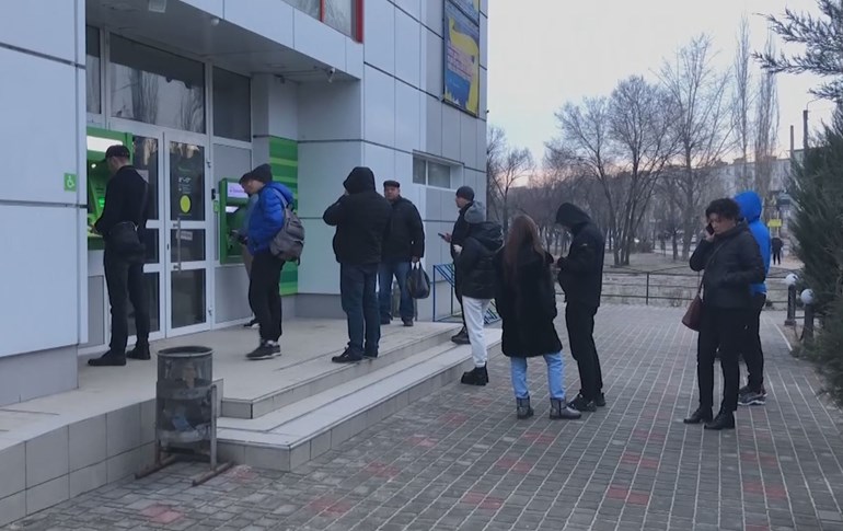 خەڵکی لوهانسک پارەکانیان لە بانک دەردەهێنن