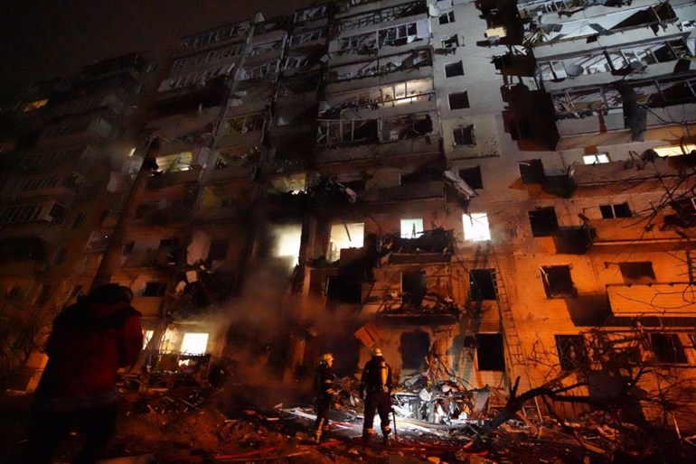 Rus ordusunun hedef aldığı Kiev'de bir bina zarar gördü