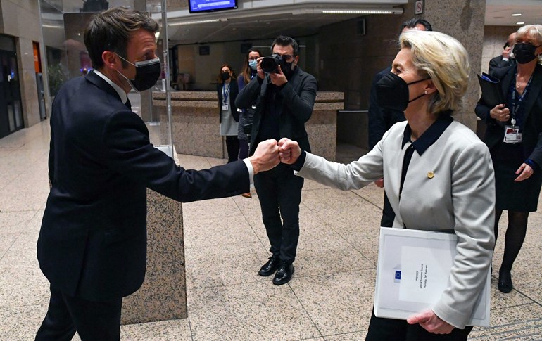 ئۆرسۆلا ڤۆندێرلاین، سەرۆکی ئەنجوومەنی یەکێتیی ئەوروپا و ئیمانوێل ماکرۆن، سەرۆکی فەرەنسا. وێنە: AFP