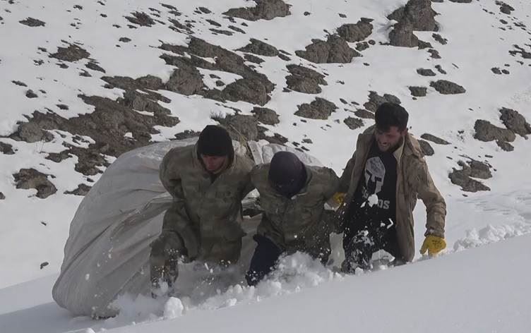 Hakkari’de zorlu kış koşullarında işler imece usulüyle yapılıyor