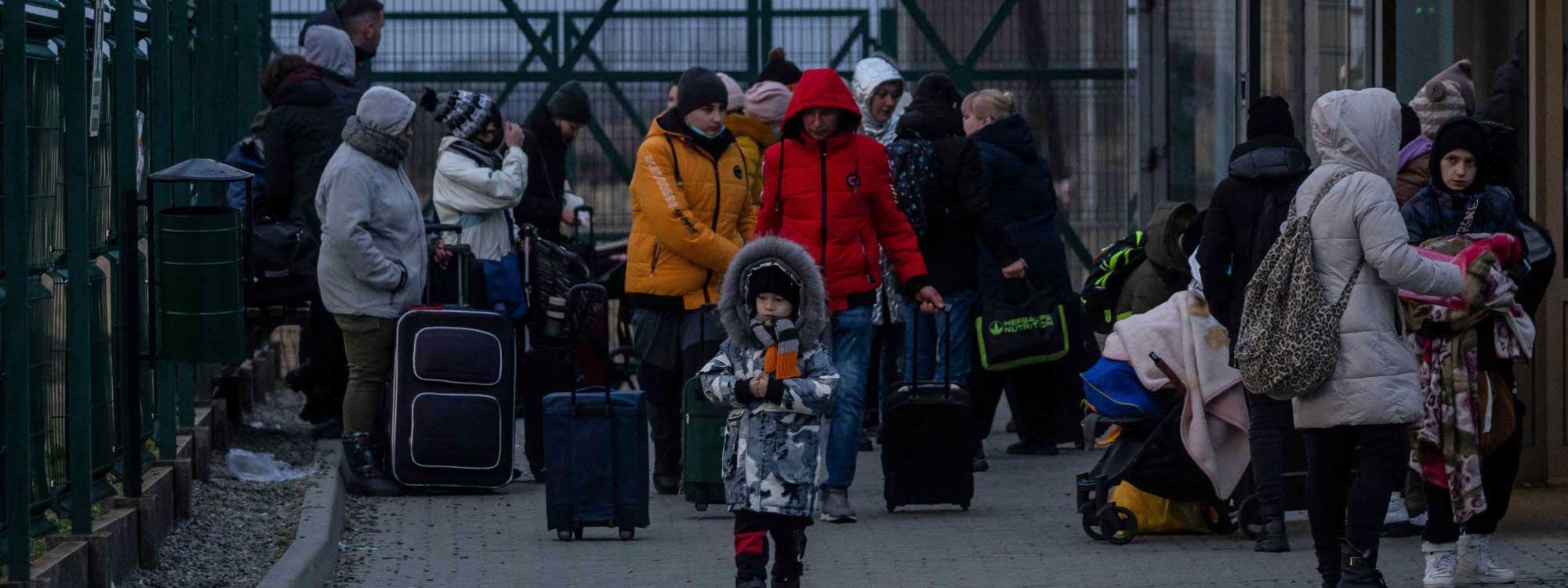 FOTO – Ukrayna’da göç ve dünyada savaş karşıtı gösteriler