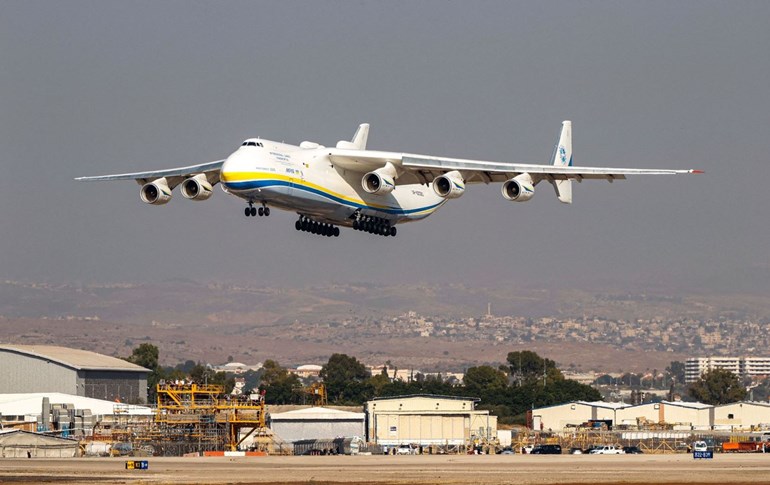 Dünyanın en büyük kargo uçağı Rus birlikleri tarafından bombalandı!