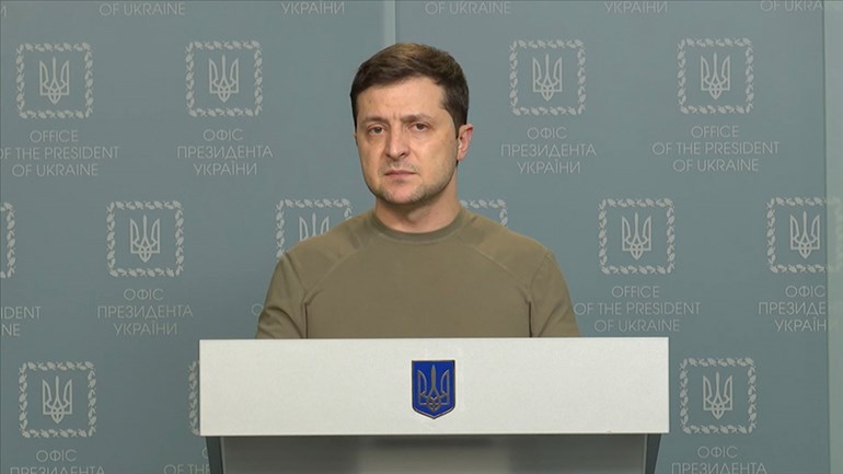 Zelenskiy Rus askerlere seslendi: Silahlarınızı bırakın ve gidin