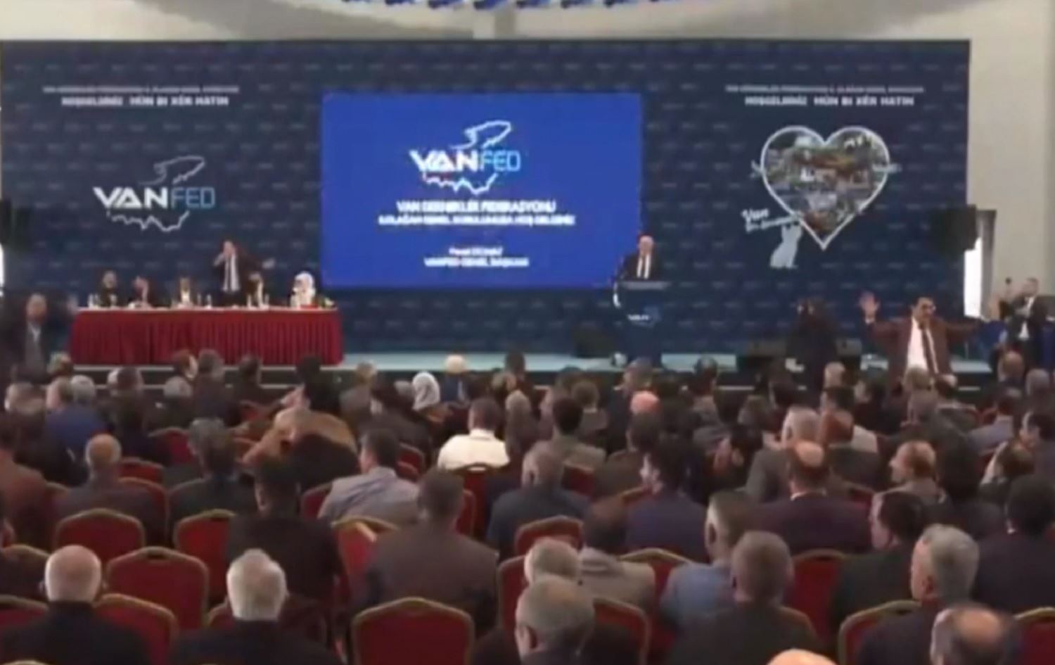 Di Kongreya Federasyona Komeleyên Wanê de nîqaş û aloziya li ser Pirsa Kurd