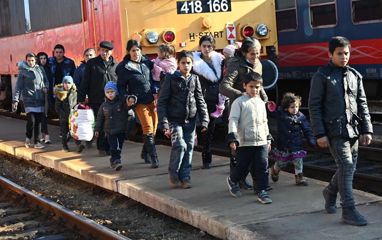ژمارەیەک لە خەڵکی ئۆکراینا لە کاتی ئاوارەبوونیان. وێنە: AFP