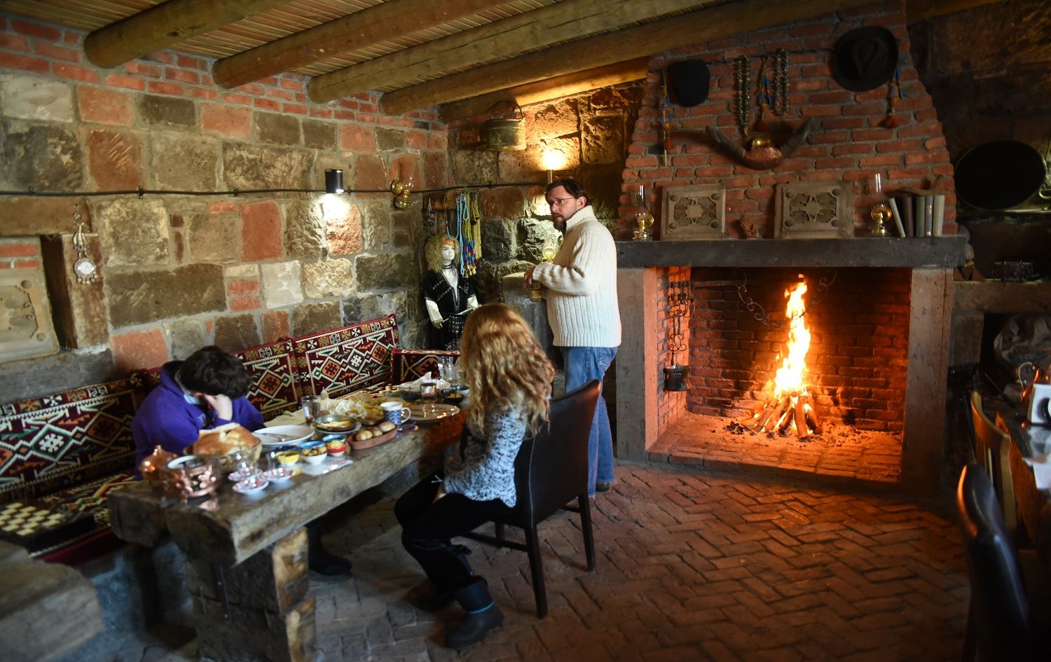 Li Qersê jinan xaniyên kevin kirine cihên geştiyarî