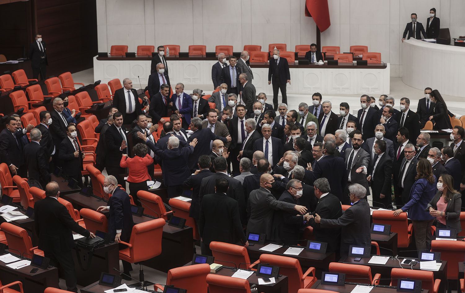 Meclis’te CHP ve MHP’li vekiller arasında yumruklu kavga!