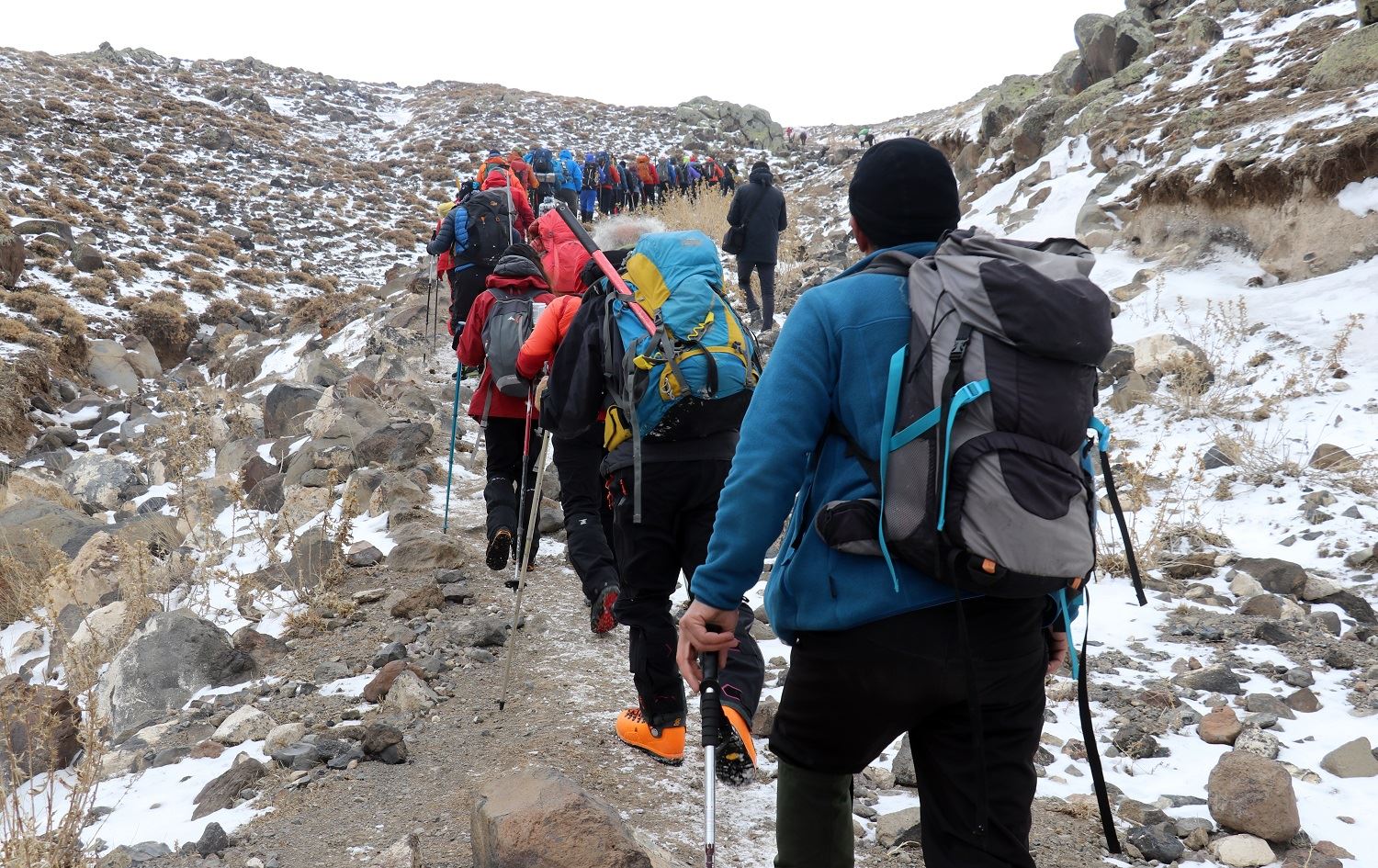 Grûpeke çiyager ber bi lutkeya Agirî birêketin