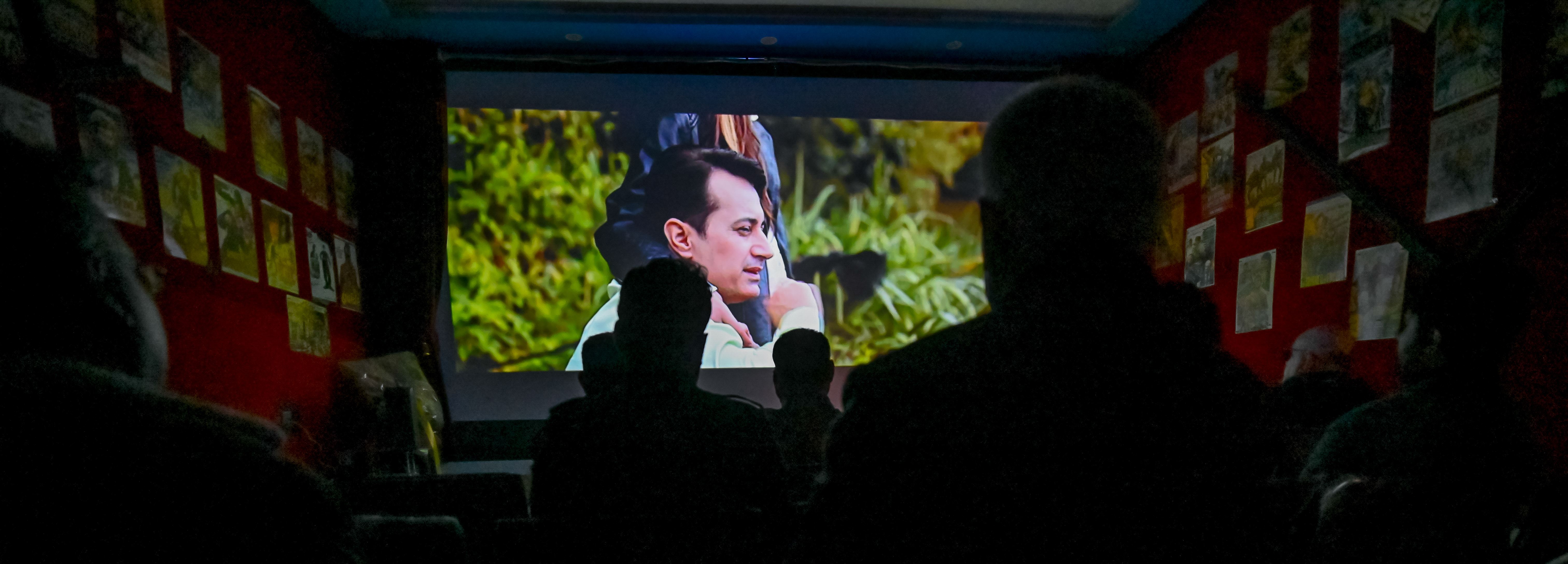 هەولێر؛ هونەرمەندێک ماڵەکەی دەکات بە هۆڵی سینەما